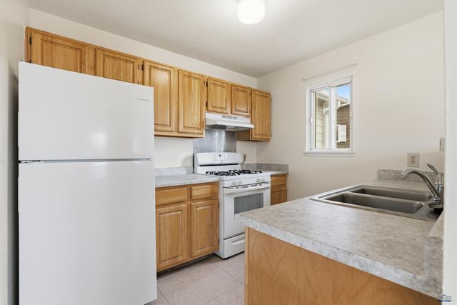 930 E OAKLAND, Rapid City, SD 57701