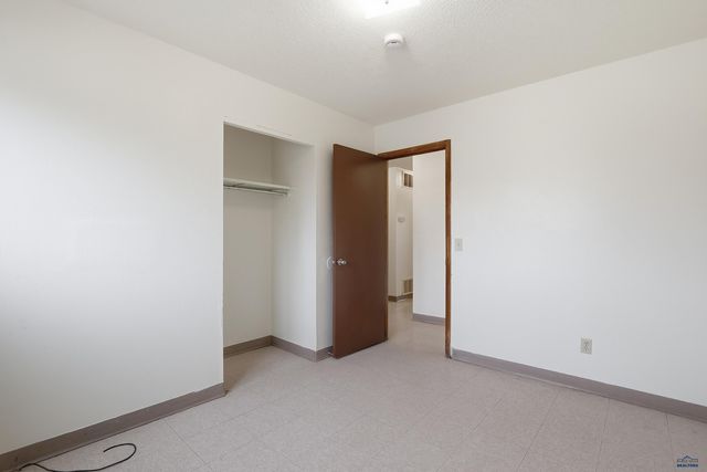 930 E OAKLAND, Rapid City, SD 57701