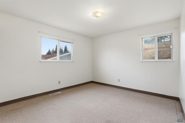 930 E OAKLAND, Rapid City, SD 57701