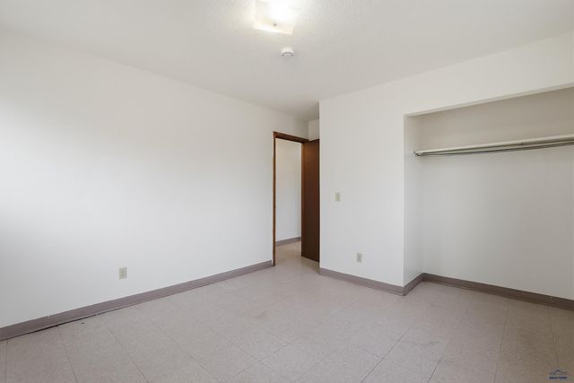 930 E OAKLAND, Rapid City, SD 57701