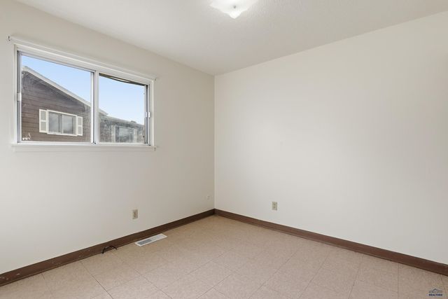 930 E OAKLAND, Rapid City, SD 57701