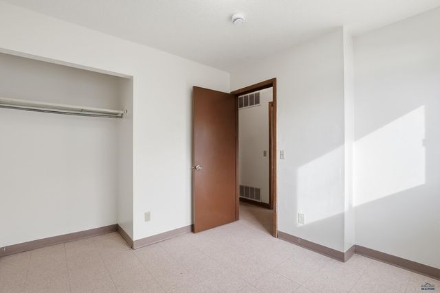 930 E OAKLAND, Rapid City, SD 57701