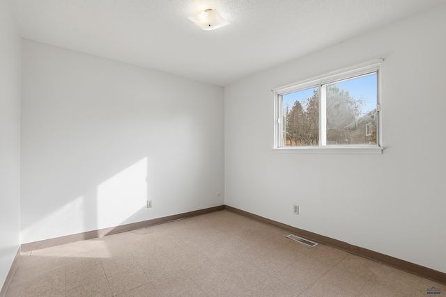 930 E OAKLAND, Rapid City, SD 57701