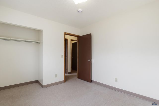 930 E OAKLAND, Rapid City, SD 57701