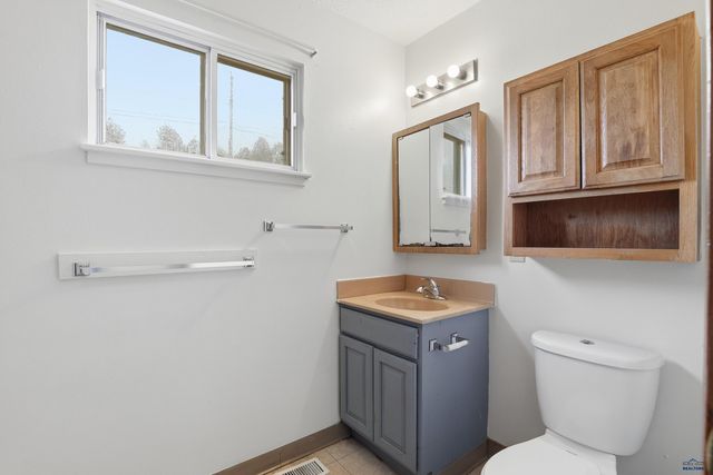 930 E OAKLAND, Rapid City, SD 57701