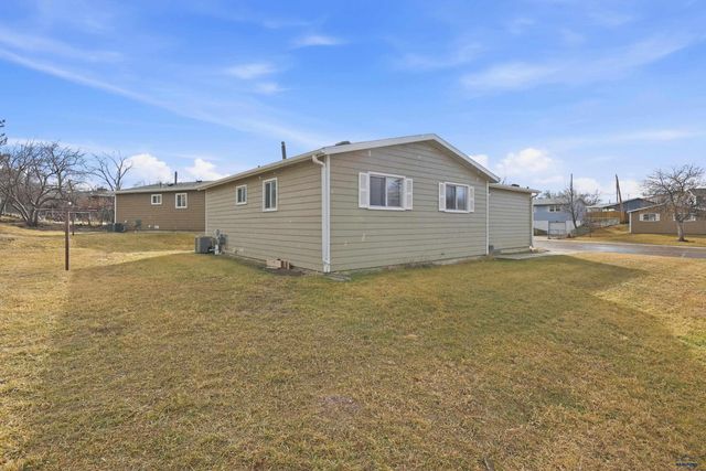 930 E OAKLAND, Rapid City, SD 57701
