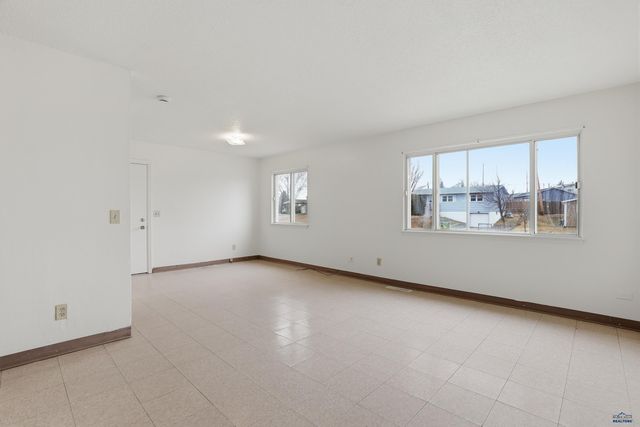 930 E OAKLAND, Rapid City, SD 57701