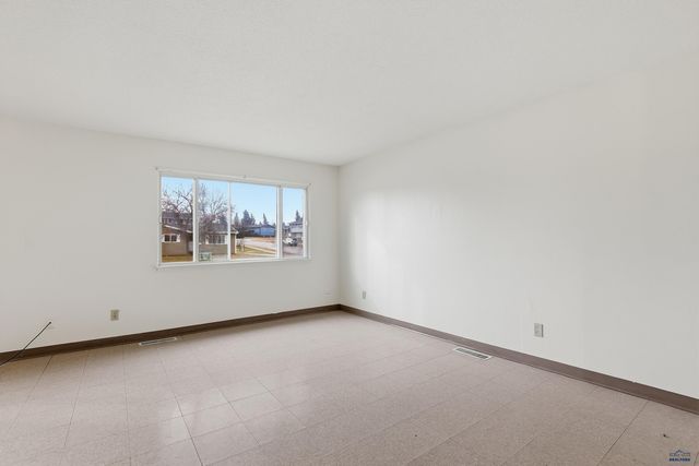 930 E OAKLAND, Rapid City, SD 57701