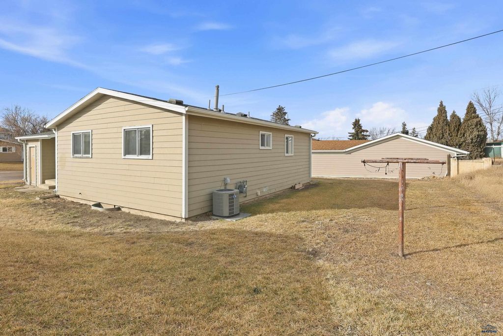 930 E OAKLAND, Rapid City, SD 57701
