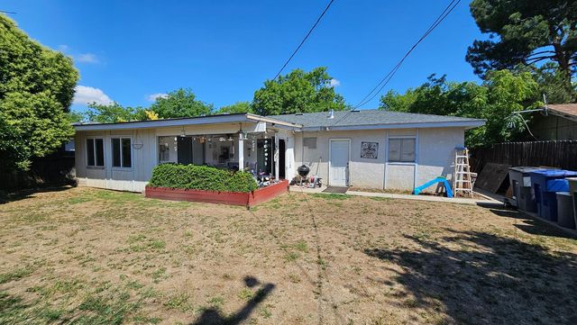 2211 W Garland Avenue, Fresno, CA 93705