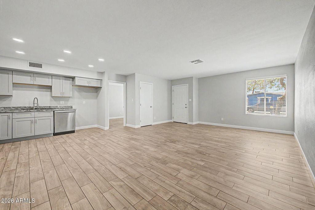 Image 10 of property listing at 6940 W VERNON Avenue, Phoenix, AZ 85035
