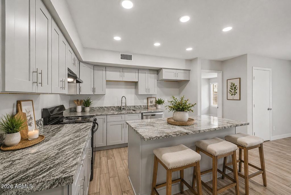 Image 11 of property listing at 6940 W VERNON Avenue, Phoenix, AZ 85035