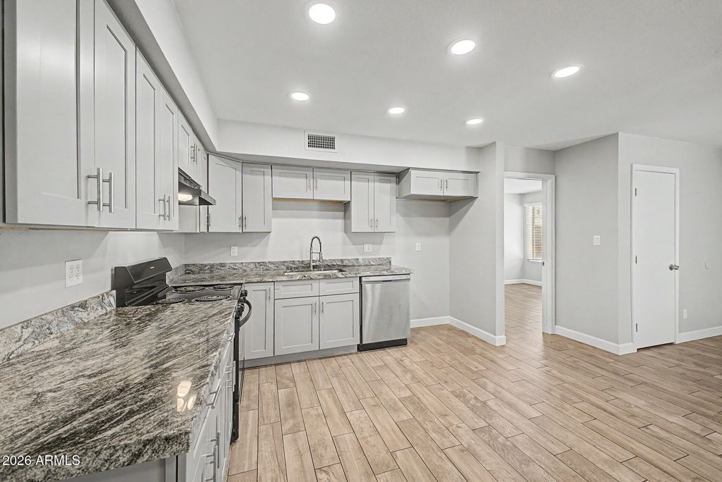 Image 12 of property listing at 6940 W VERNON Avenue, Phoenix, AZ 85035