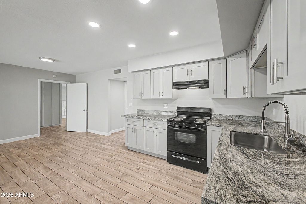 Image 13 of property listing at 6940 W VERNON Avenue, Phoenix, AZ 85035
