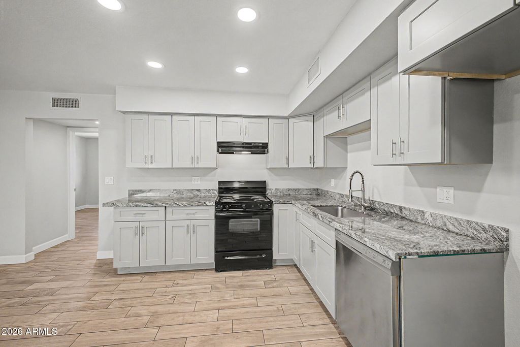 Image 14 of property listing at 6940 W VERNON Avenue, Phoenix, AZ 85035