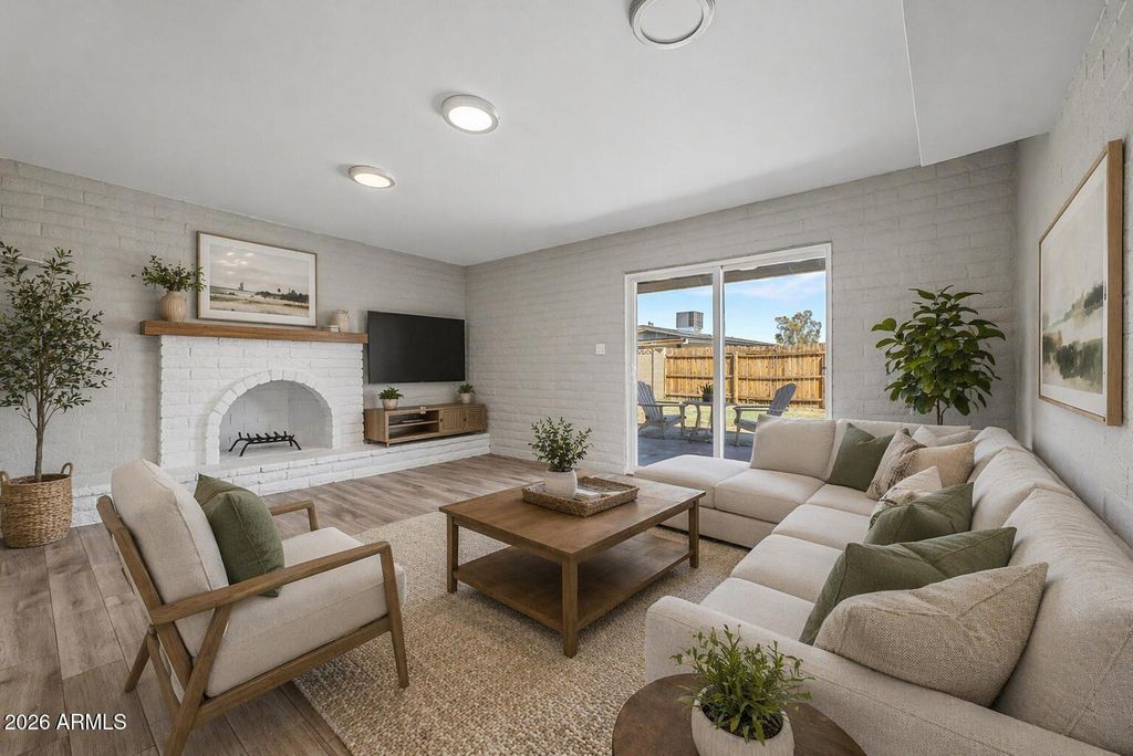 Image 15 of property listing at 6940 W VERNON Avenue, Phoenix, AZ 85035