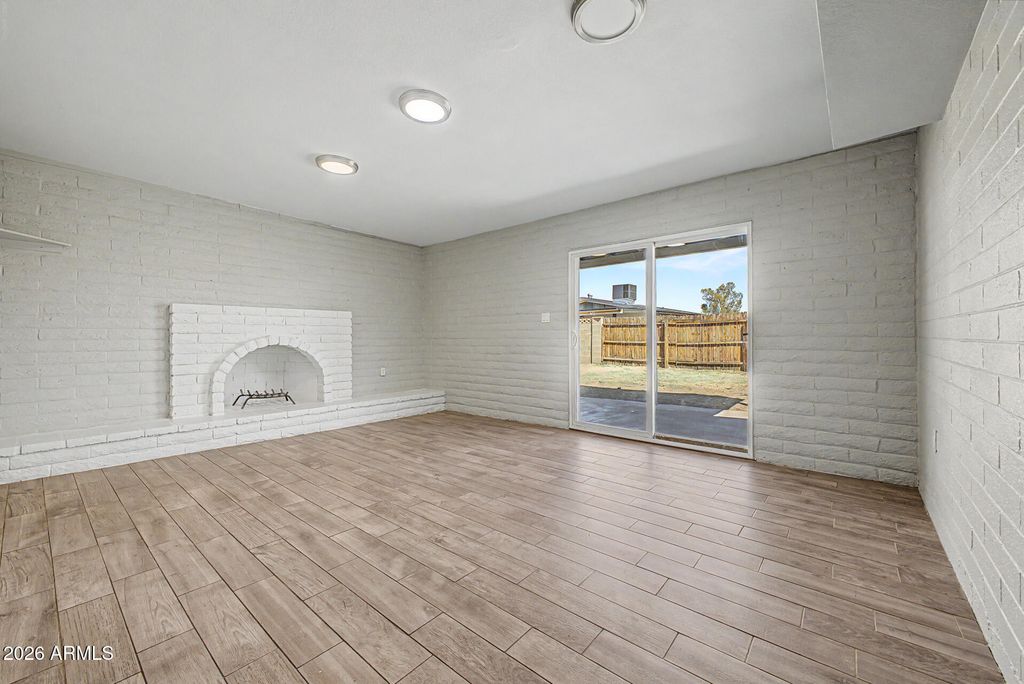 Image 17 of property listing at 6940 W VERNON Avenue, Phoenix, AZ 85035