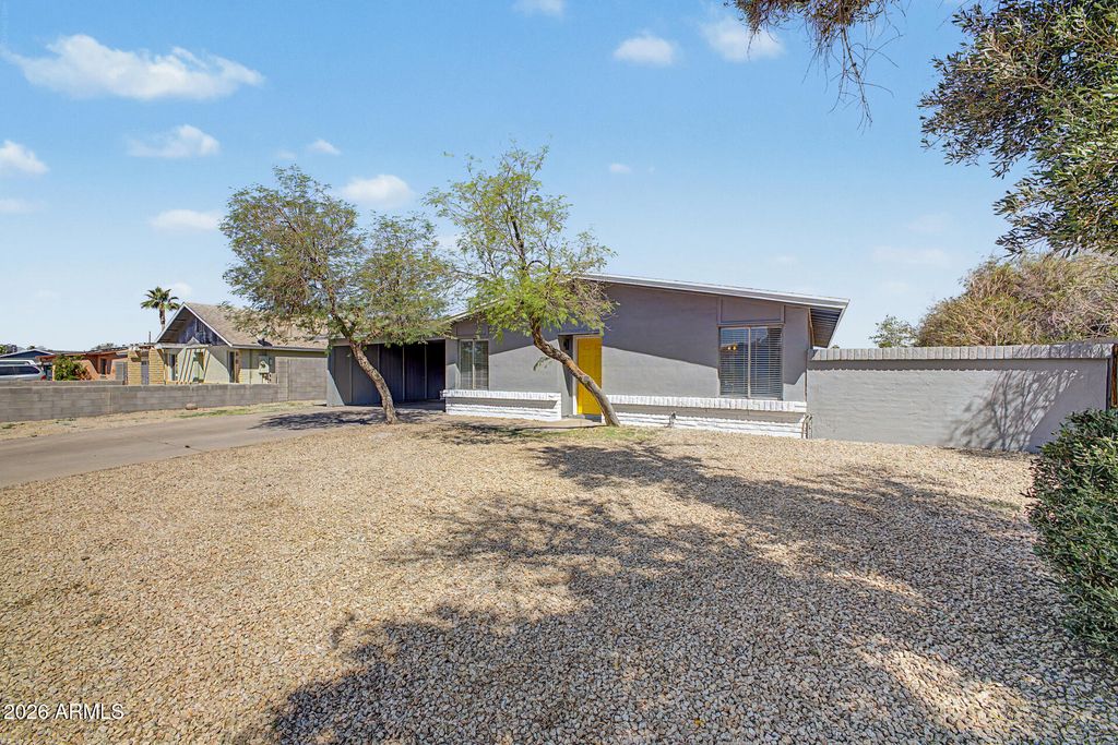 Image 3 of property listing at 6940 W VERNON Avenue, Phoenix, AZ 85035