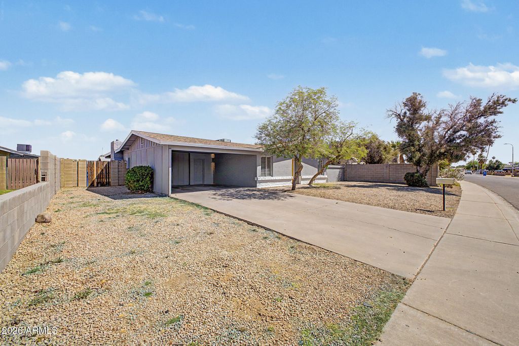Image 5 of property listing at 6940 W VERNON Avenue, Phoenix, AZ 85035