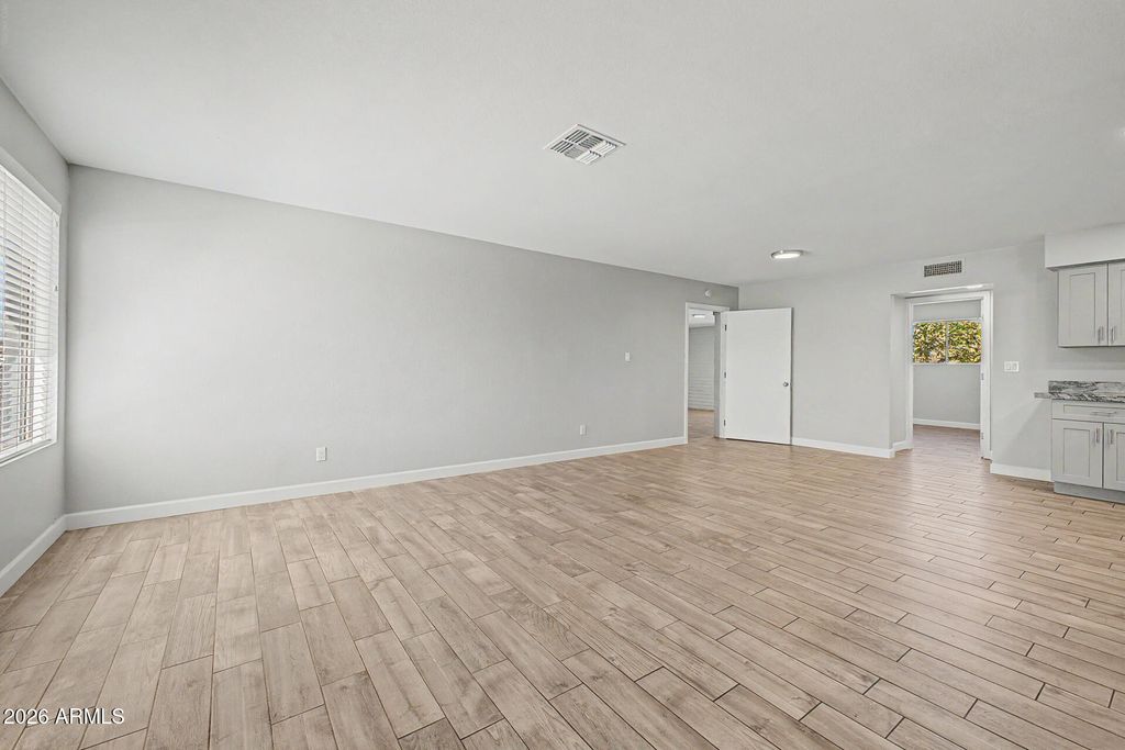 Image 8 of property listing at 6940 W VERNON Avenue, Phoenix, AZ 85035