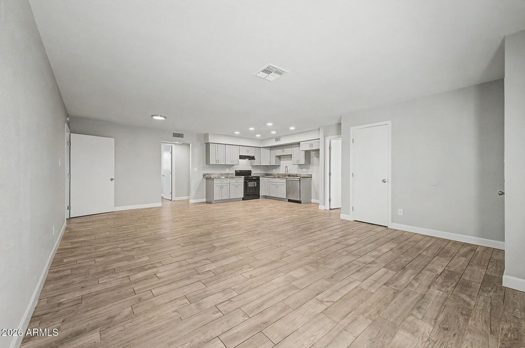 Image 9 of property listing at 6940 W VERNON Avenue, Phoenix, AZ 85035