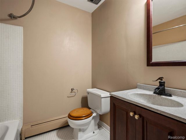 32050 Grand River Avenue 58, Farmington, MI 48336