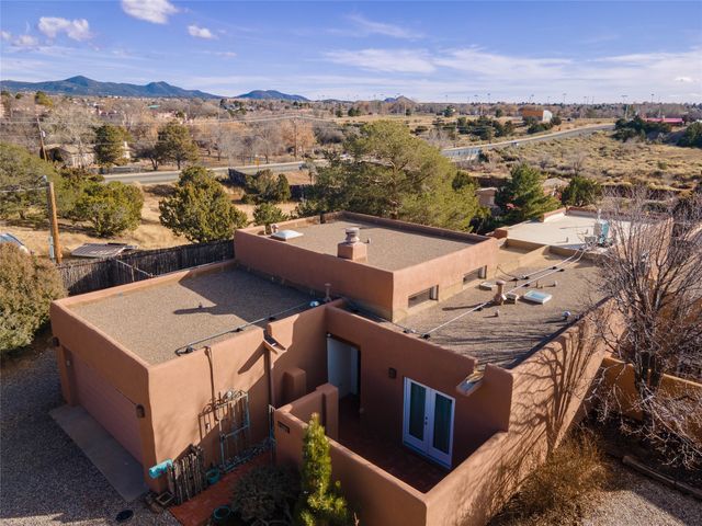 2209 Paseo De Los Chamisos, Santa Fe, NM 87505