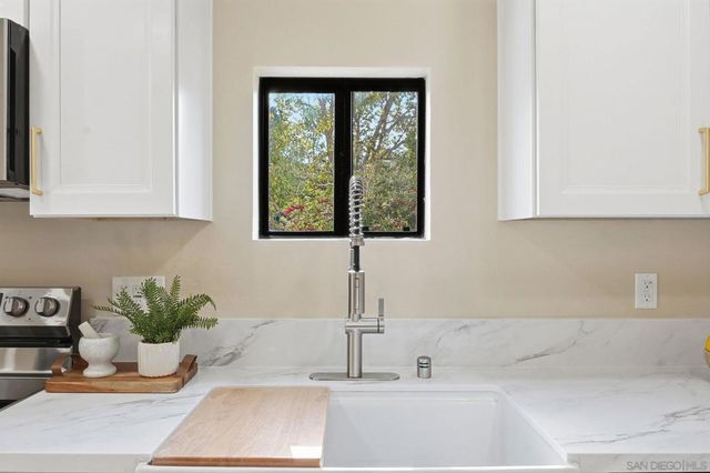 2564 NAVARRA DR 115, Carlsbad, CA 92009