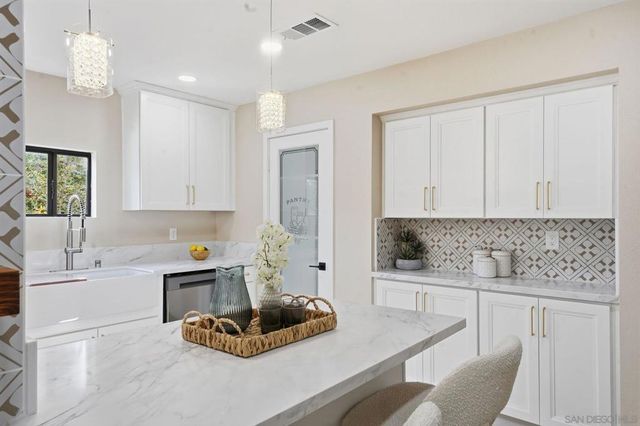 2564 NAVARRA DR 115, Carlsbad, CA 92009