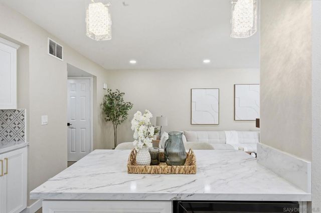 2564 NAVARRA DR 115, Carlsbad, CA 92009