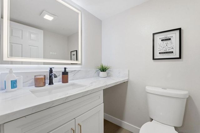 2564 NAVARRA DR 115, Carlsbad, CA 92009