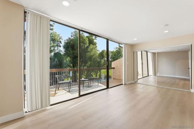 2564 NAVARRA DR 115, Carlsbad, CA 92009