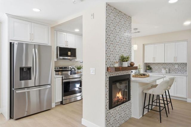 2564 NAVARRA DR 115, Carlsbad, CA 92009