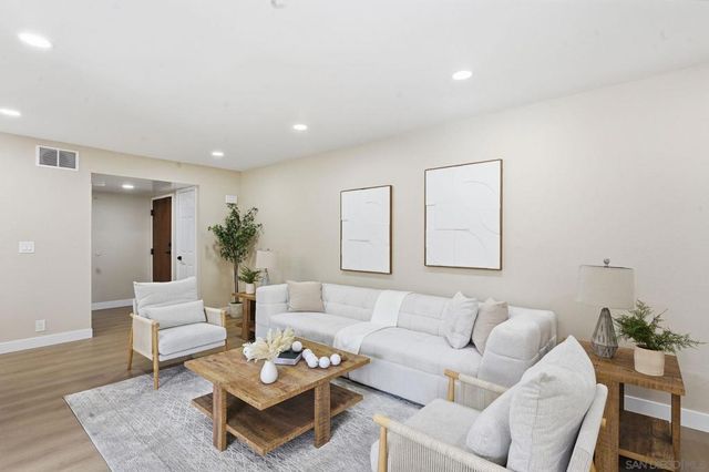 2564 NAVARRA DR 115, Carlsbad, CA 92009