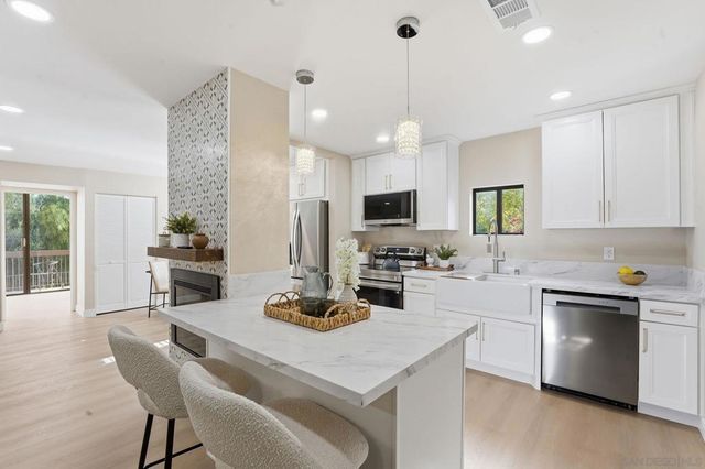 2564 NAVARRA DR 115, Carlsbad, CA 92009