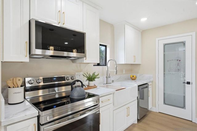 2564 NAVARRA DR 115, Carlsbad, CA 92009