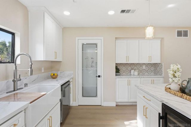 2564 NAVARRA DR 115, Carlsbad, CA 92009