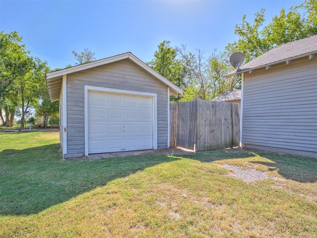 1016 E Edwards Street, Edmond, OK 73034