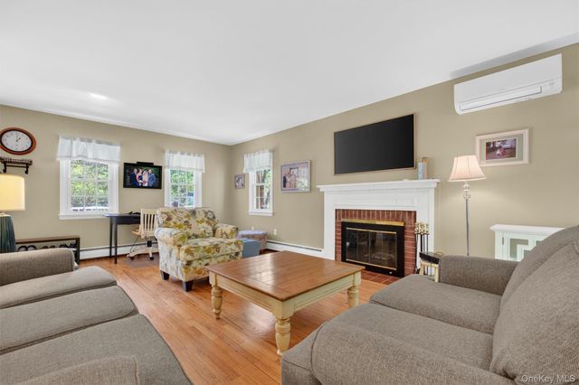 25 Susan Lane, Poughkeepsie, NY 12603