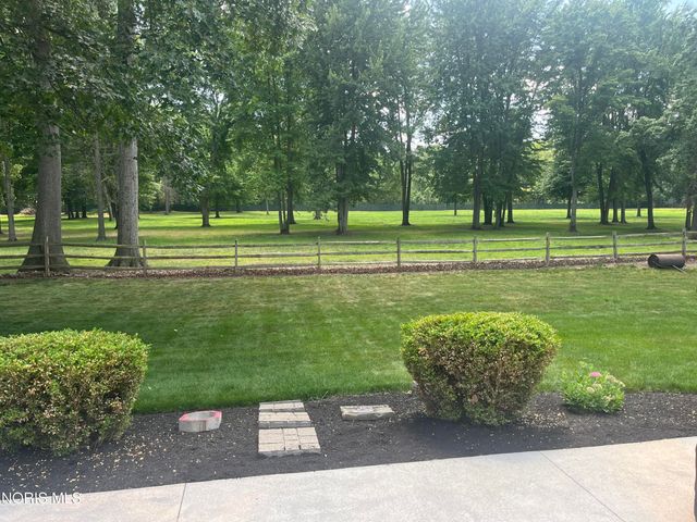 8329 Sycamore Woods Lane, Holland, OH 43528