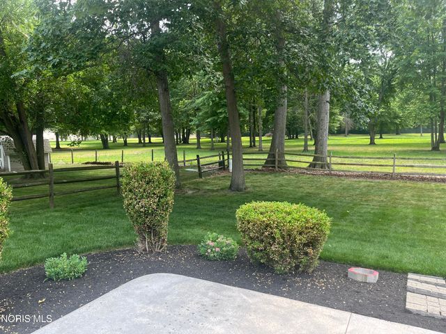 8329 Sycamore Woods Lane, Holland, OH 43528