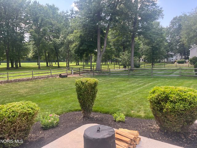 8329 Sycamore Woods Lane, Holland, OH 43528