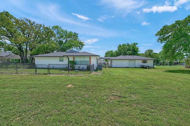 105 Cocopa Drive, Gainesville, TX 76240