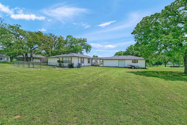 105 Cocopa Drive, Gainesville, TX 76240