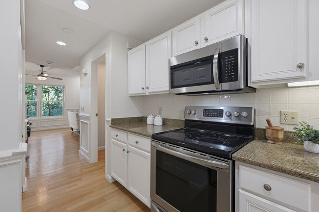 85 Hammond Pl 85, Woburn, MA 01801