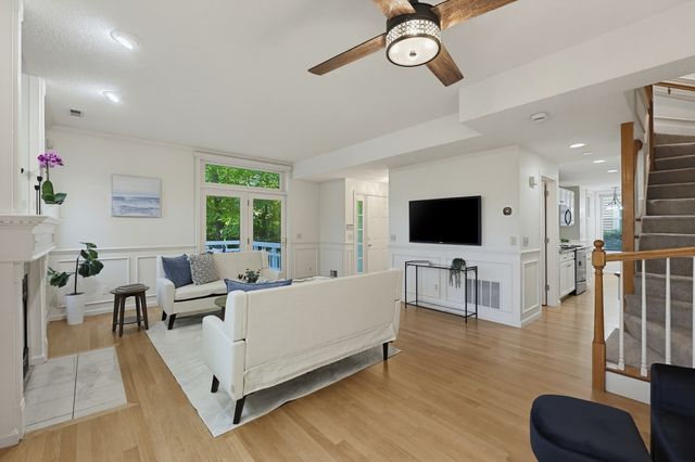 85 Hammond Pl 85, Woburn, MA 01801