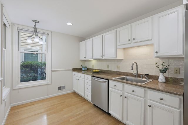 85 Hammond Pl 85, Woburn, MA 01801