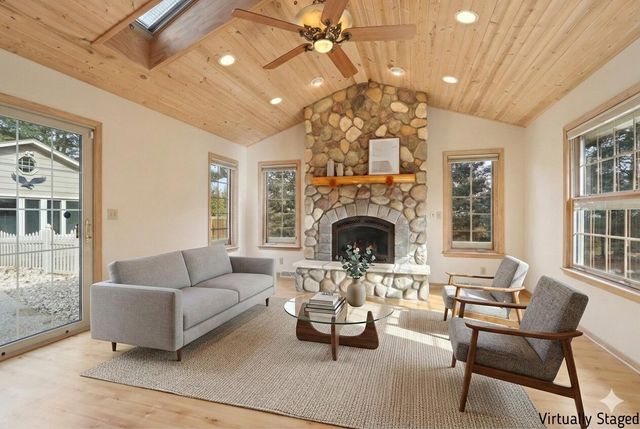 712 Lake Bluff DRIVE, Oconomowoc, WI 53066