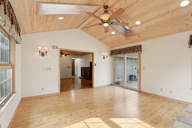 712 Lake Bluff DRIVE, Oconomowoc, WI 53066