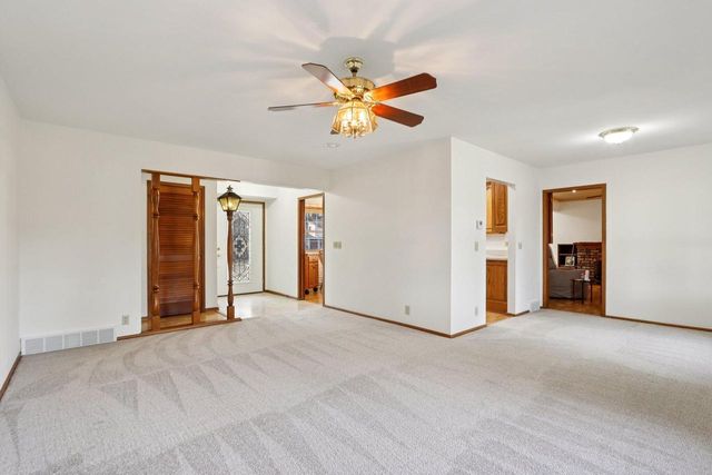 712 Lake Bluff DRIVE, Oconomowoc, WI 53066